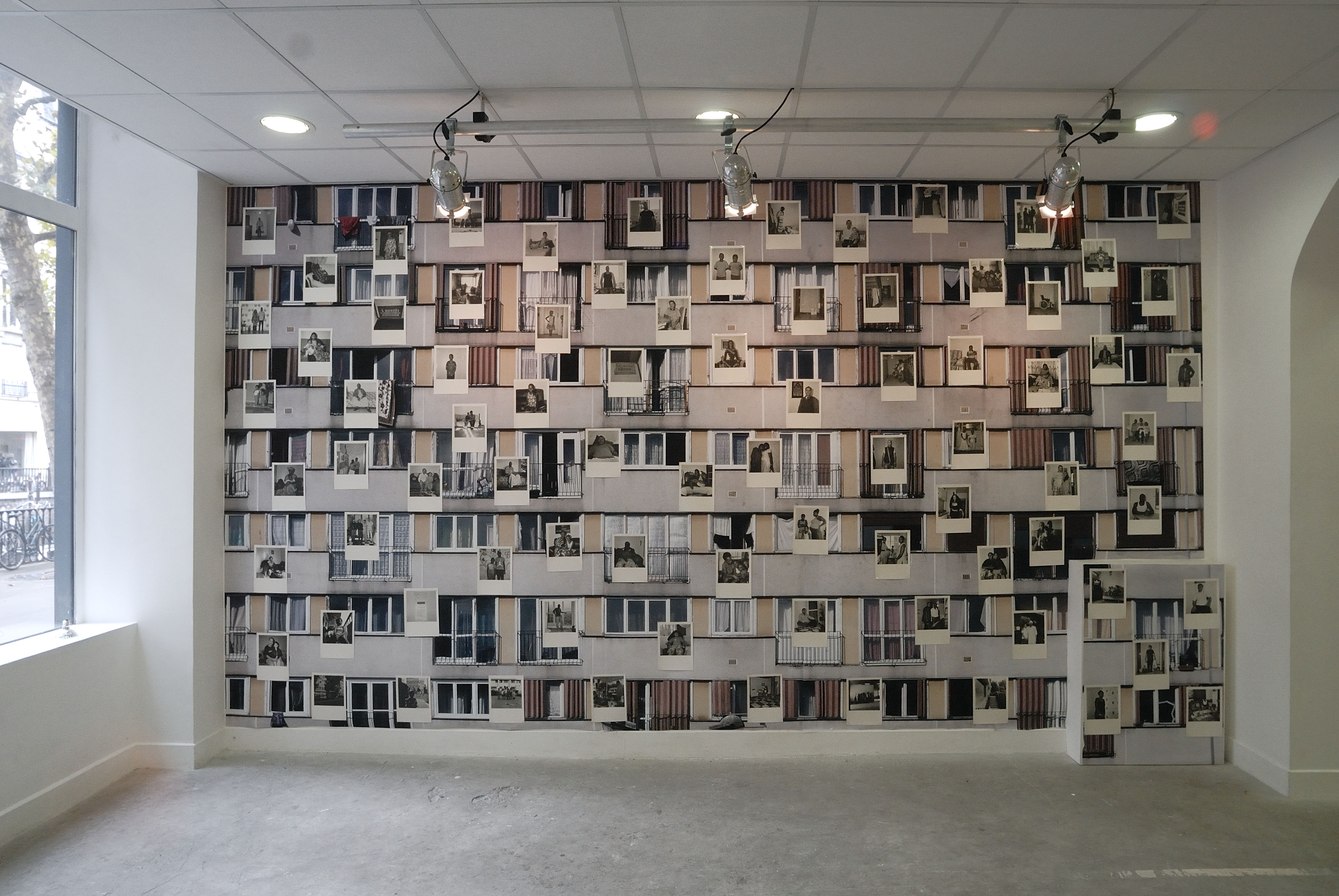 Jean Manuel Simoes - Portraits du Chene-Pointu a Clichy-sous-Bois, installation au HUIT - expo "Le 93"