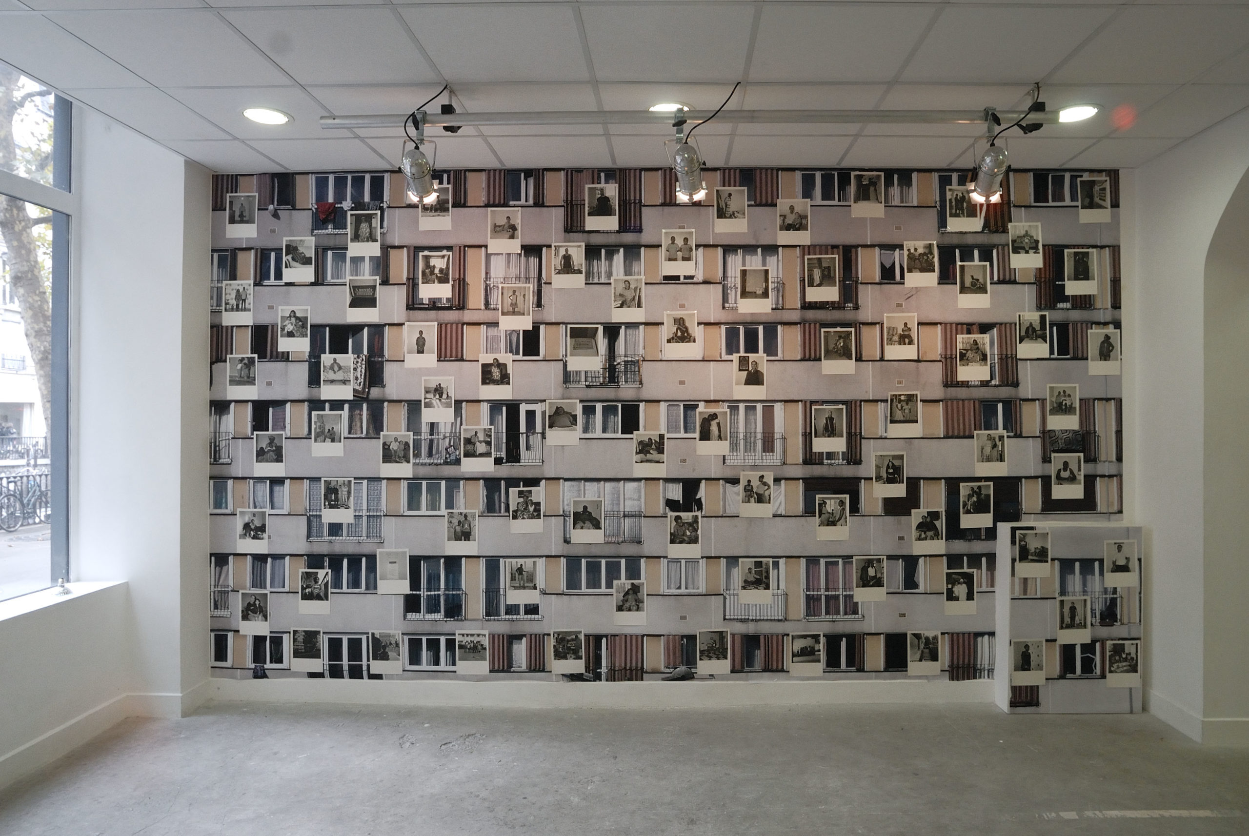 Jean Manuel Simoes - Portraits du Chene-Pointu a Clichy-sous-Bois, installation au HUIT - expo 