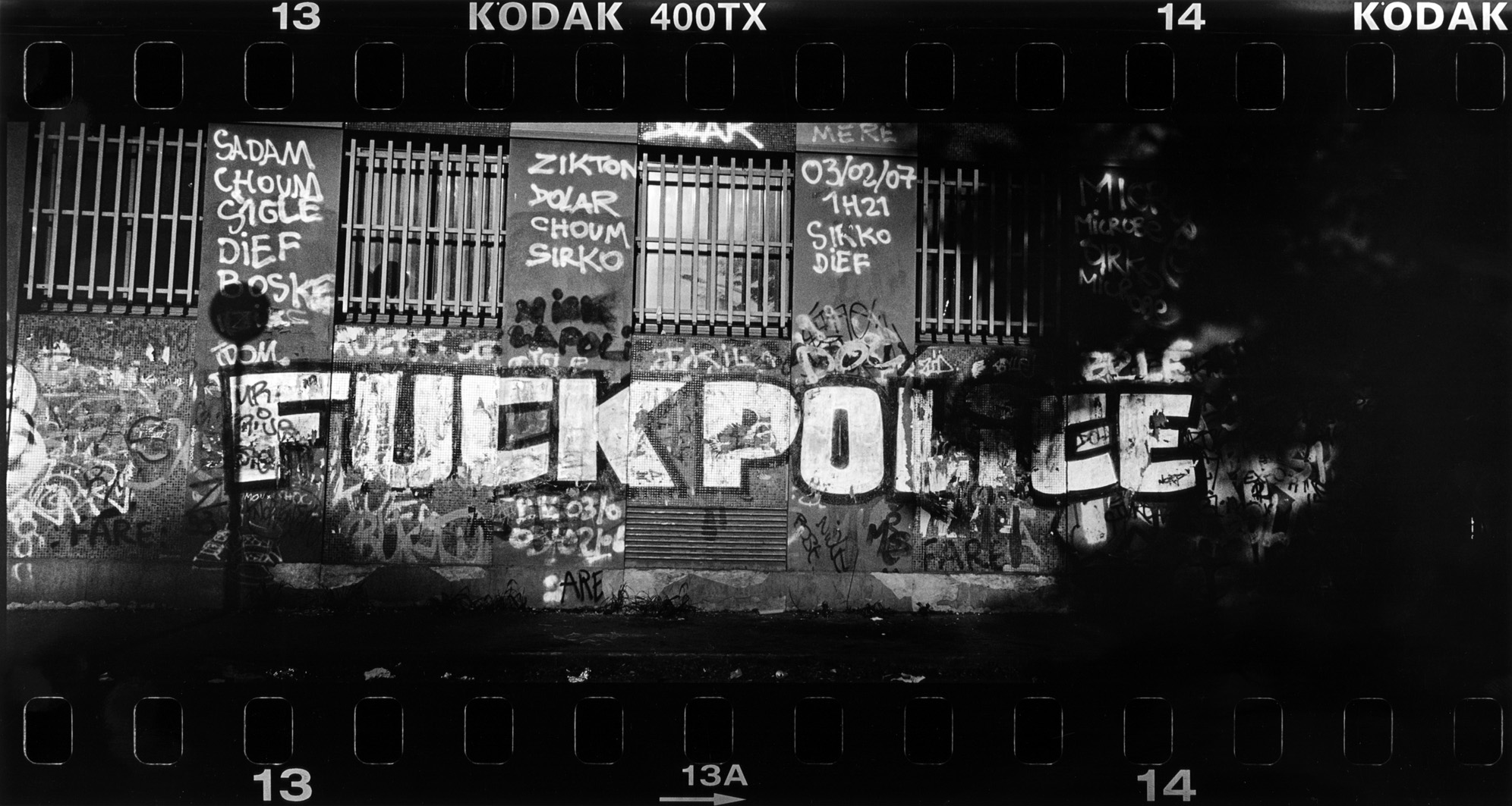 chiens_de_la_casse_fuck_police_2007-11_50x100_cm_tirage_manuel_sur_papier_baryte_ton_chaud_vire_se_le_nium_e_d._9.jpg