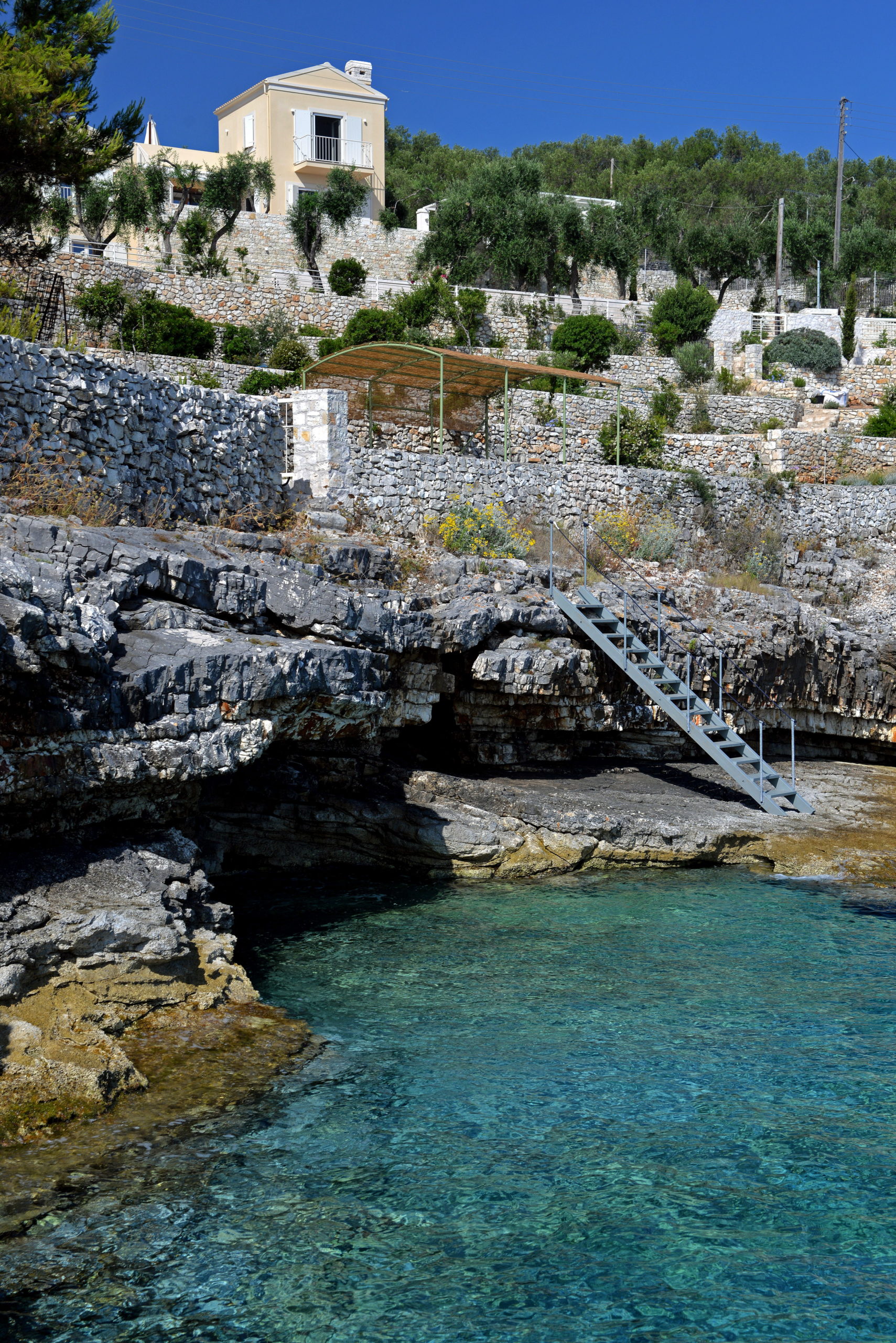 02_villa_dinos_the_thouse_from_the_seaside_-_la_maison_vue_de_la_mer.jpg