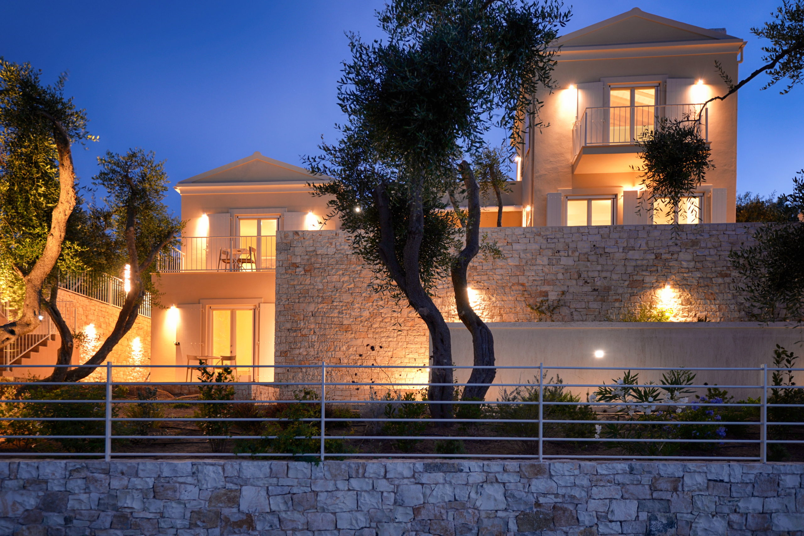 04_villa_dinos_in_the_evening-_le_soir_2.jpg