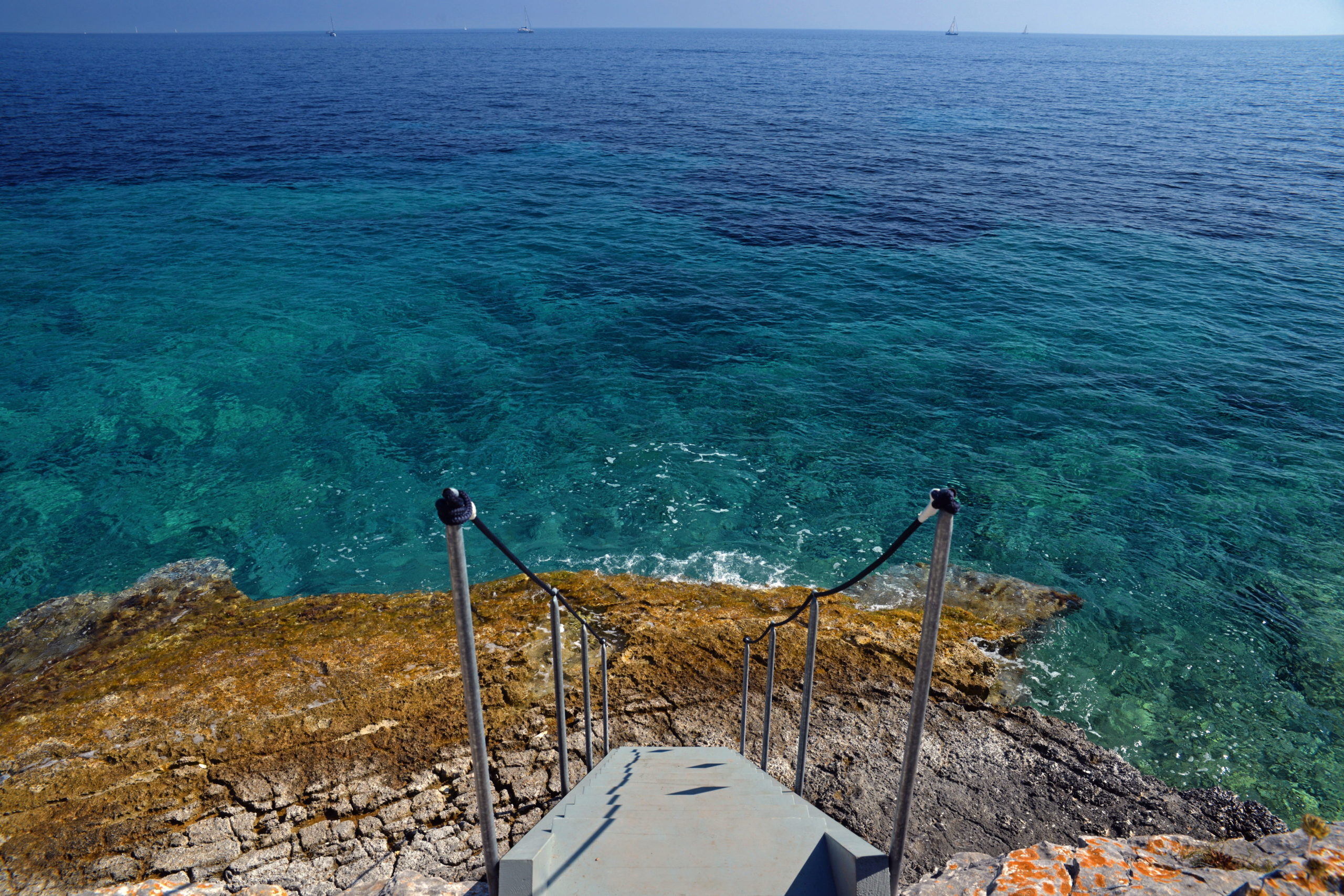 04_villa_dinos_ladder_to_the_sea_-_l_escaler_vers_la_mer.jpg