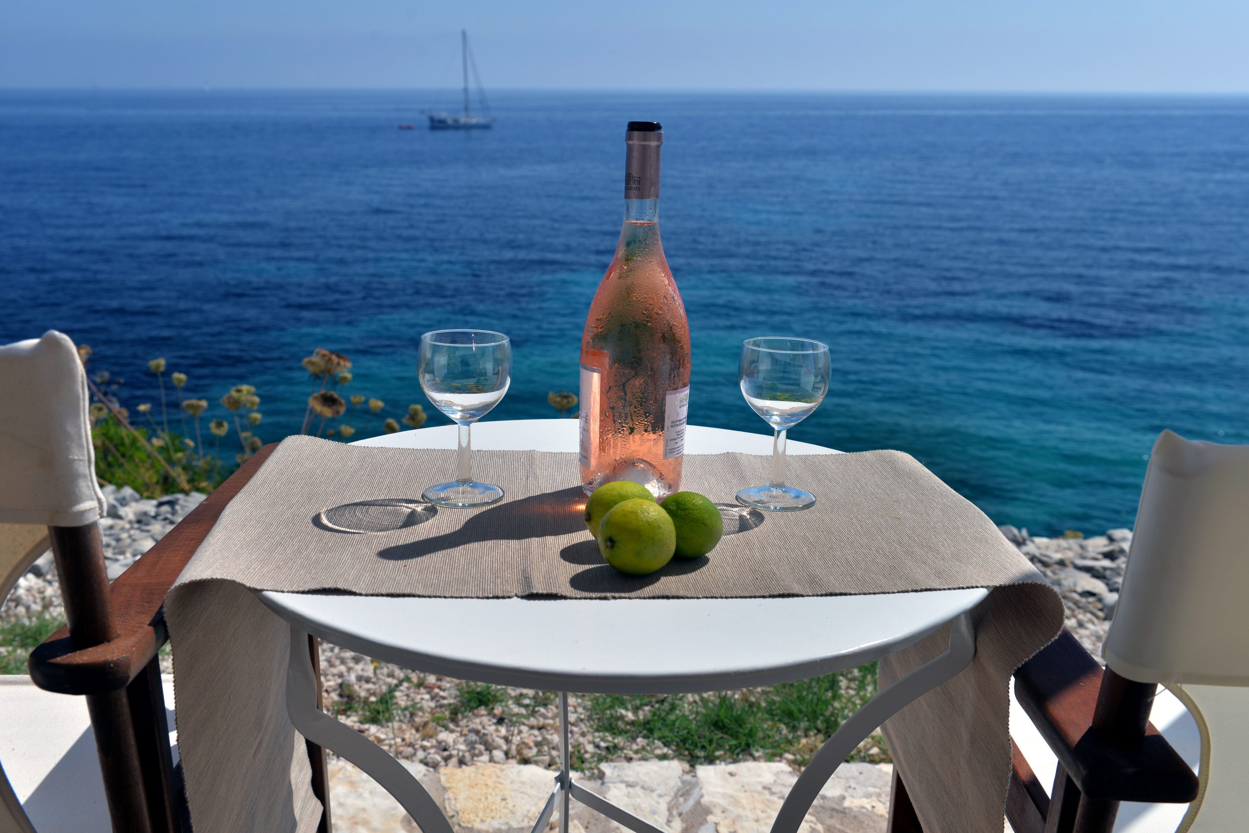 05_villa_dinos_drinks_at_seaside_garden_-_un_verre_dans_jardin_devant_la_mer.jpg