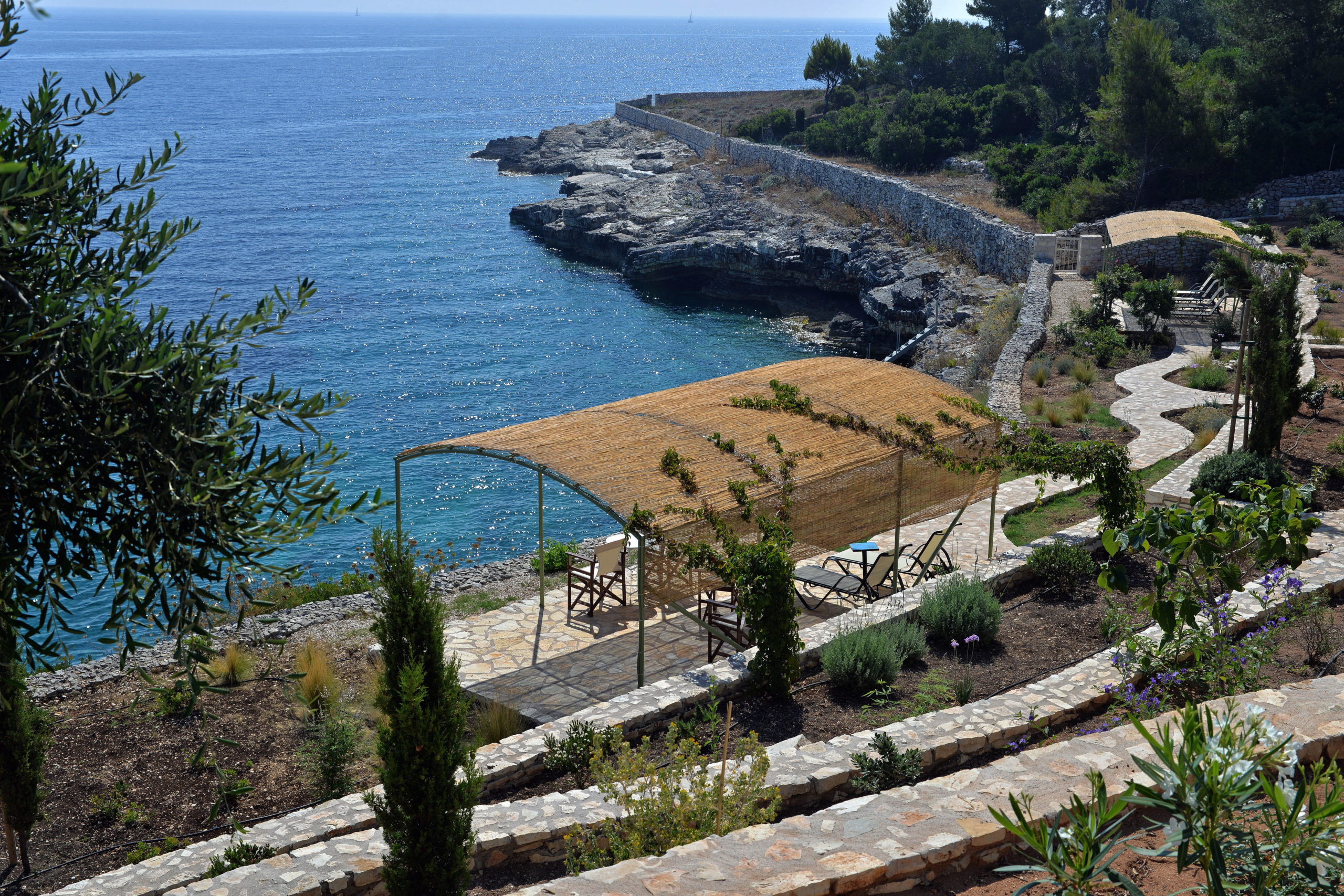 05_villa_dinos_seaside_garden_-_jardin_devant_la_mer_2.jpg