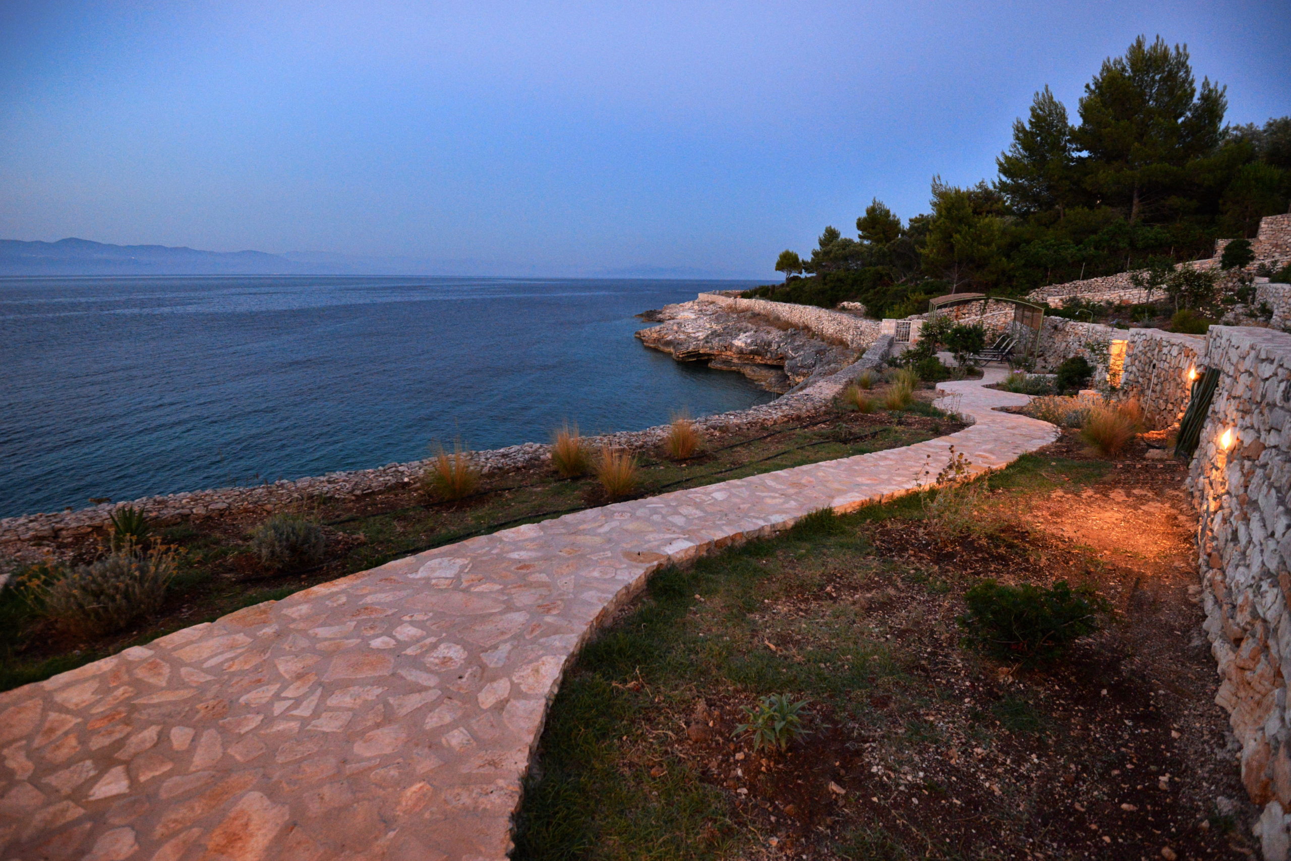 07_villa_dinos_seaside_garden_in_the_evening_-_jardin_devant_la_mer_le_soir.jpg