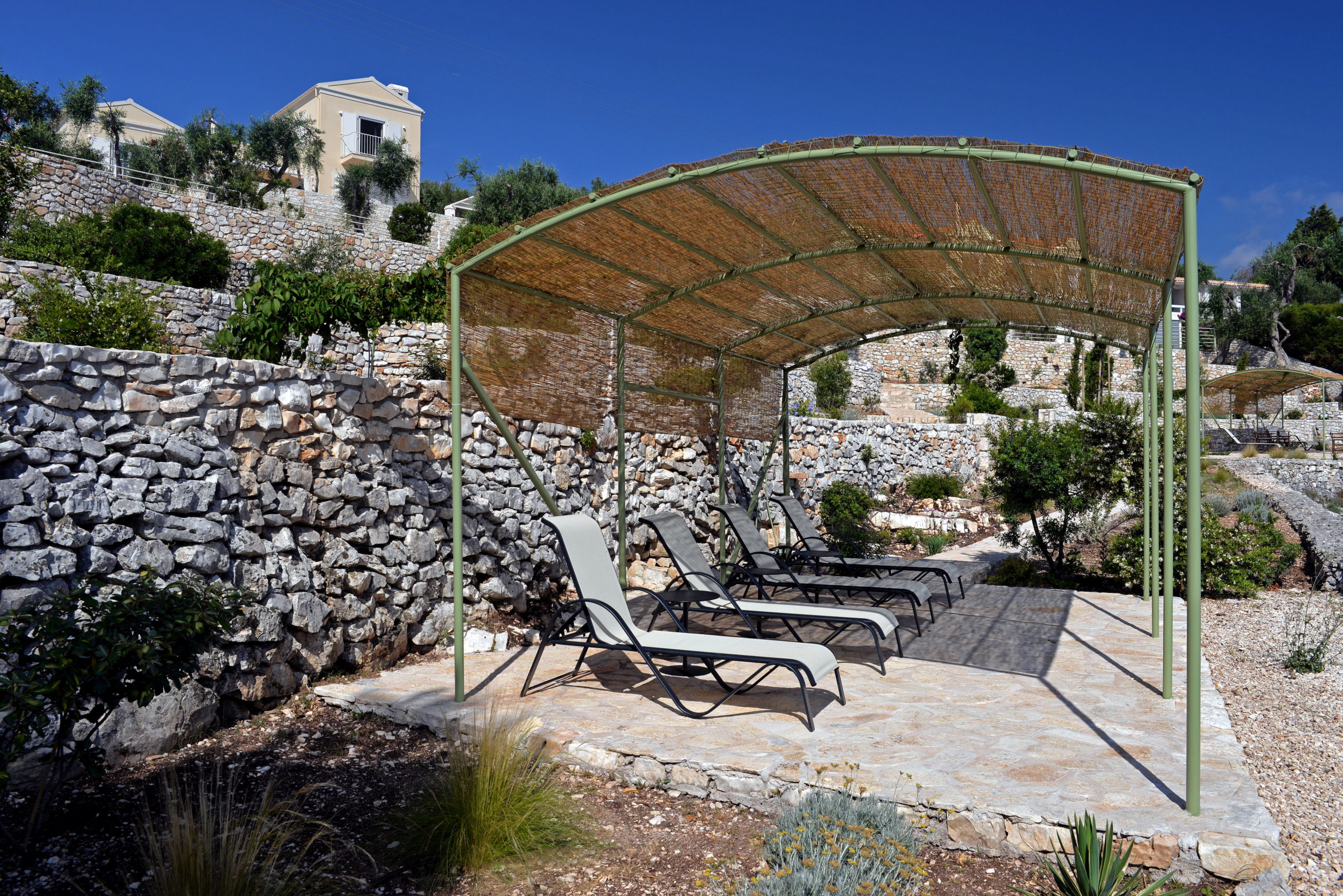 08_villa_dinos_pergola_and_lounging_in_seaside_garden_-_chaises_longues_et_douche_jardin_devant_la_mer.jpg