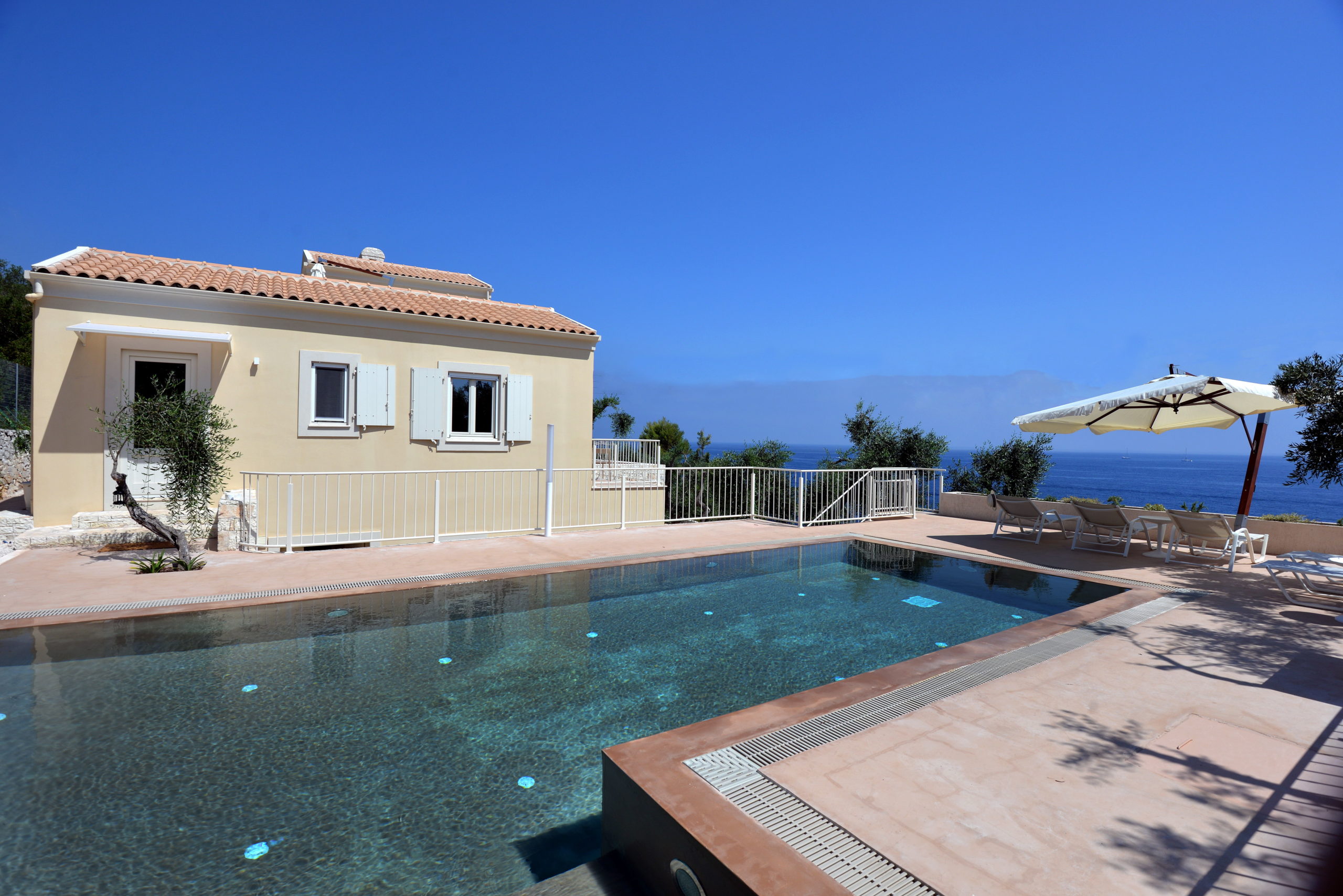 12_villa_dinos_house_from_the_pool_deck_-_maison_vue_de_la_piscine.jpg