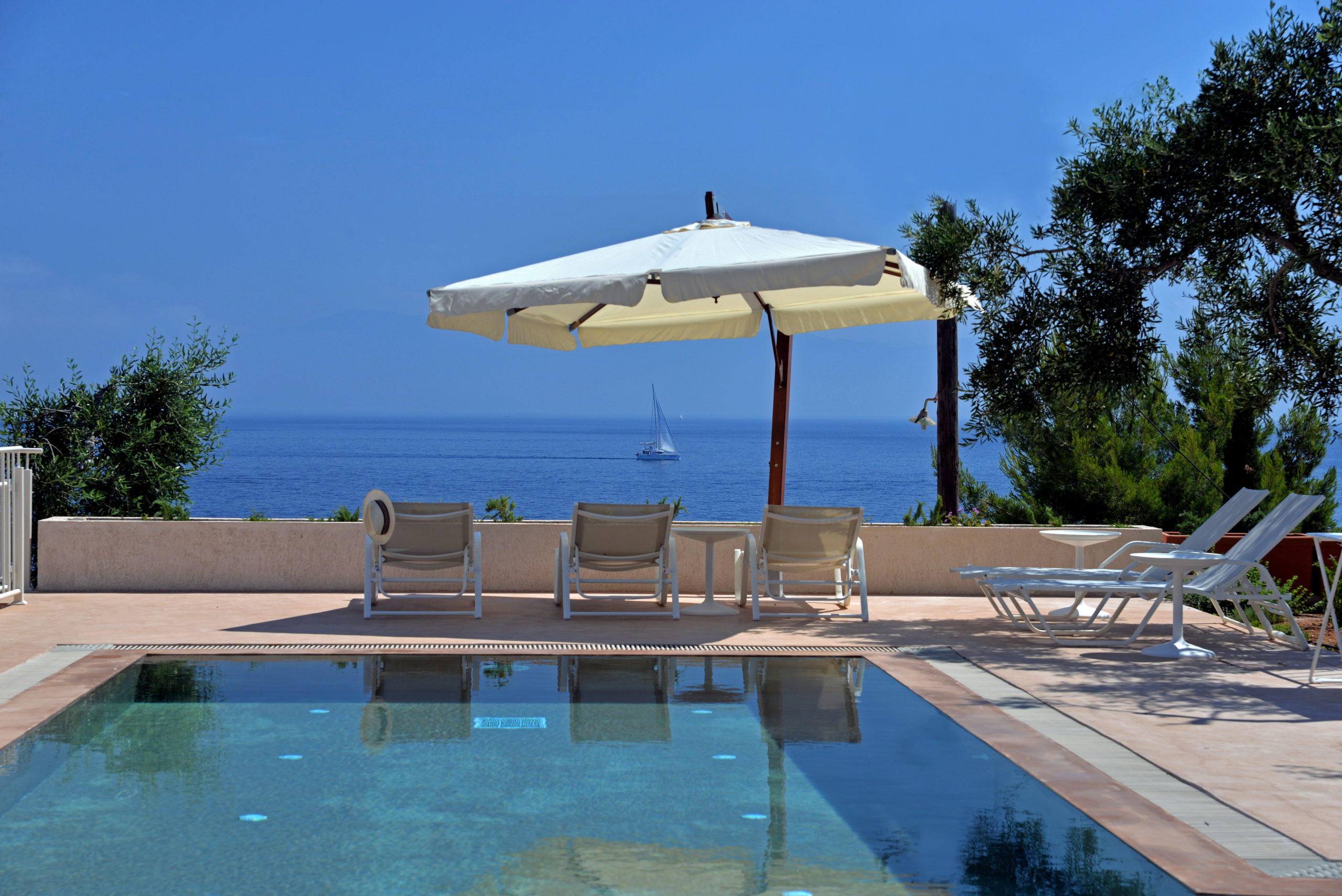 13_villa_dinos_the_pool_deck_-_la_piscine_2.jpg