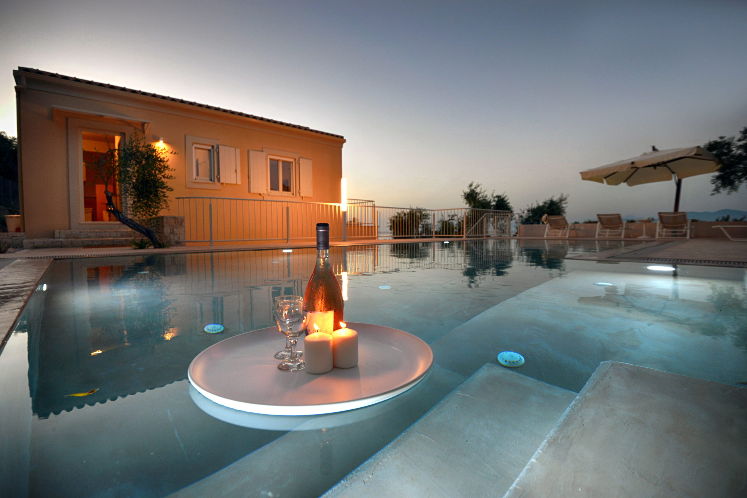 14_villa_dinos_the_pool_deck_in_the_evening_-_la_piscine_2_le_soir.jpg