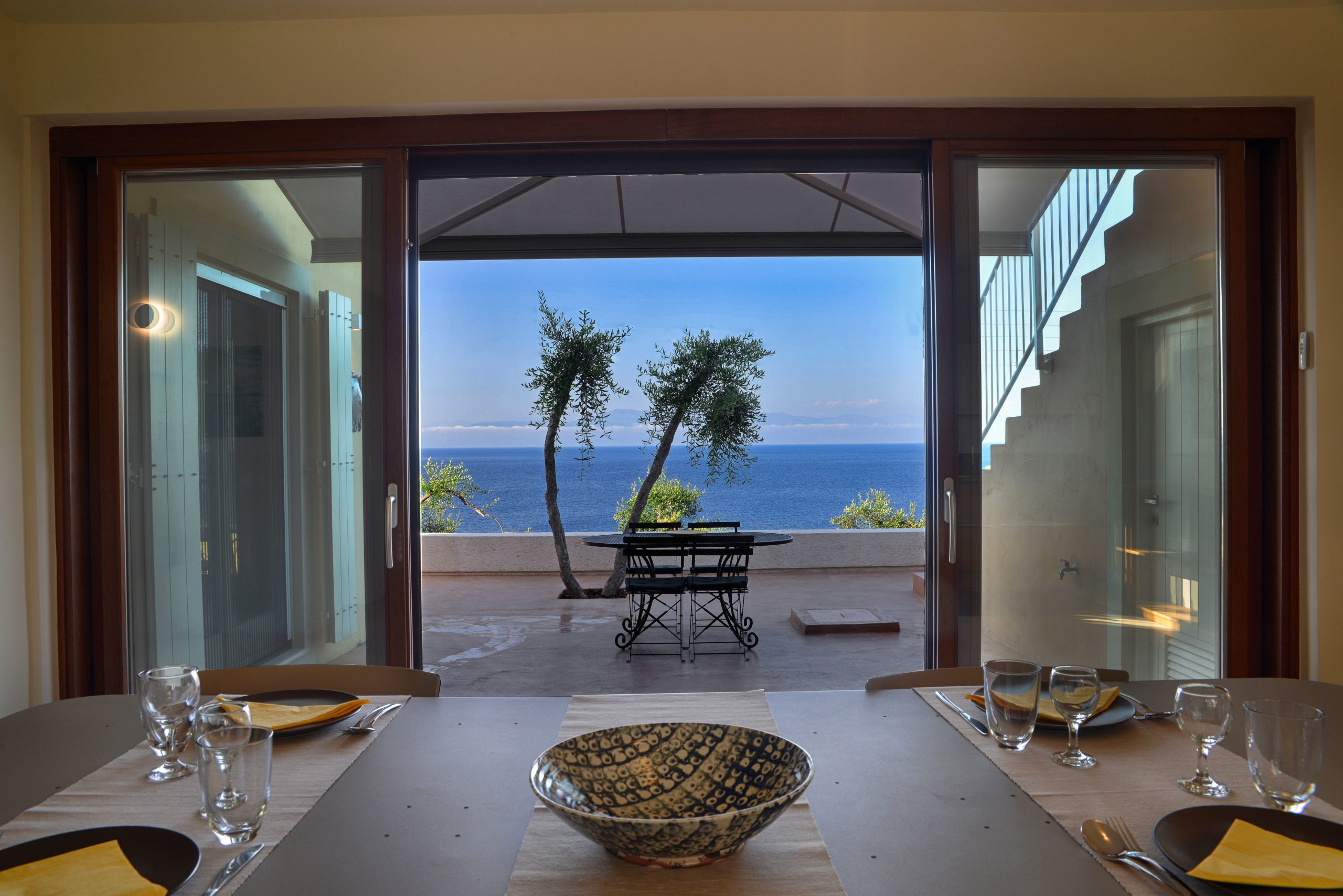18_villa_dinos_dining_room_view_to_terrace_-_salle_a_manger_vue_de_la_terrasse.jpg