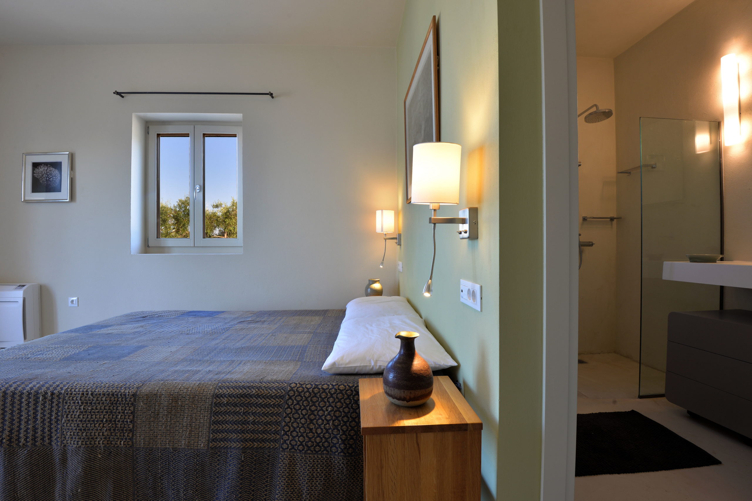 21_villa_dinos_bedroom_and_bathroom_level_2_-_la_chambre_a_coucher_et_la_salle_de_bain_niveau_2.jpg