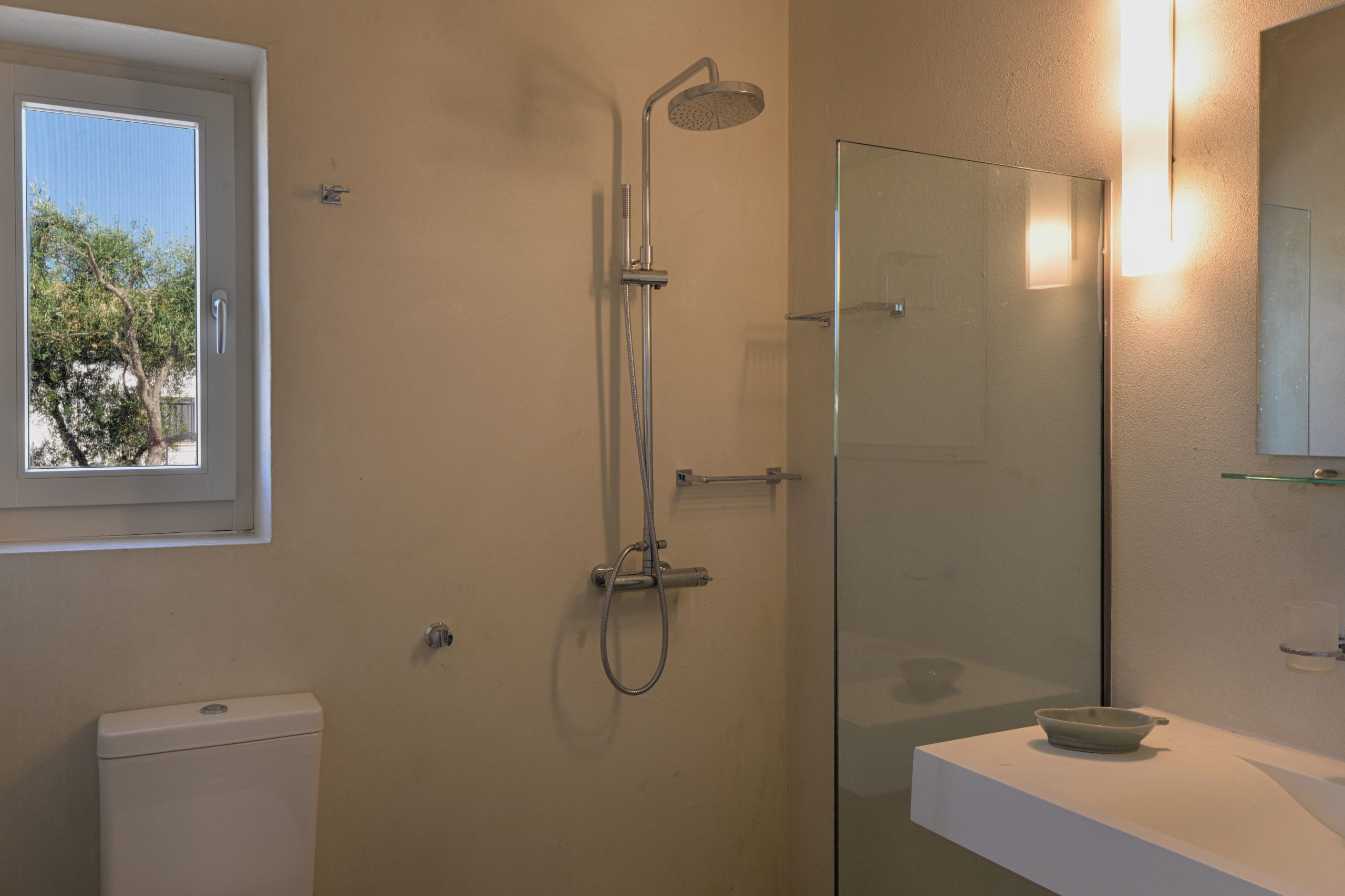 24_villa_dinos_bedroom_bathroom_level_2_-_la_salle_de_bain_de_la_chambre_a_coucher_niveau_2.jpg