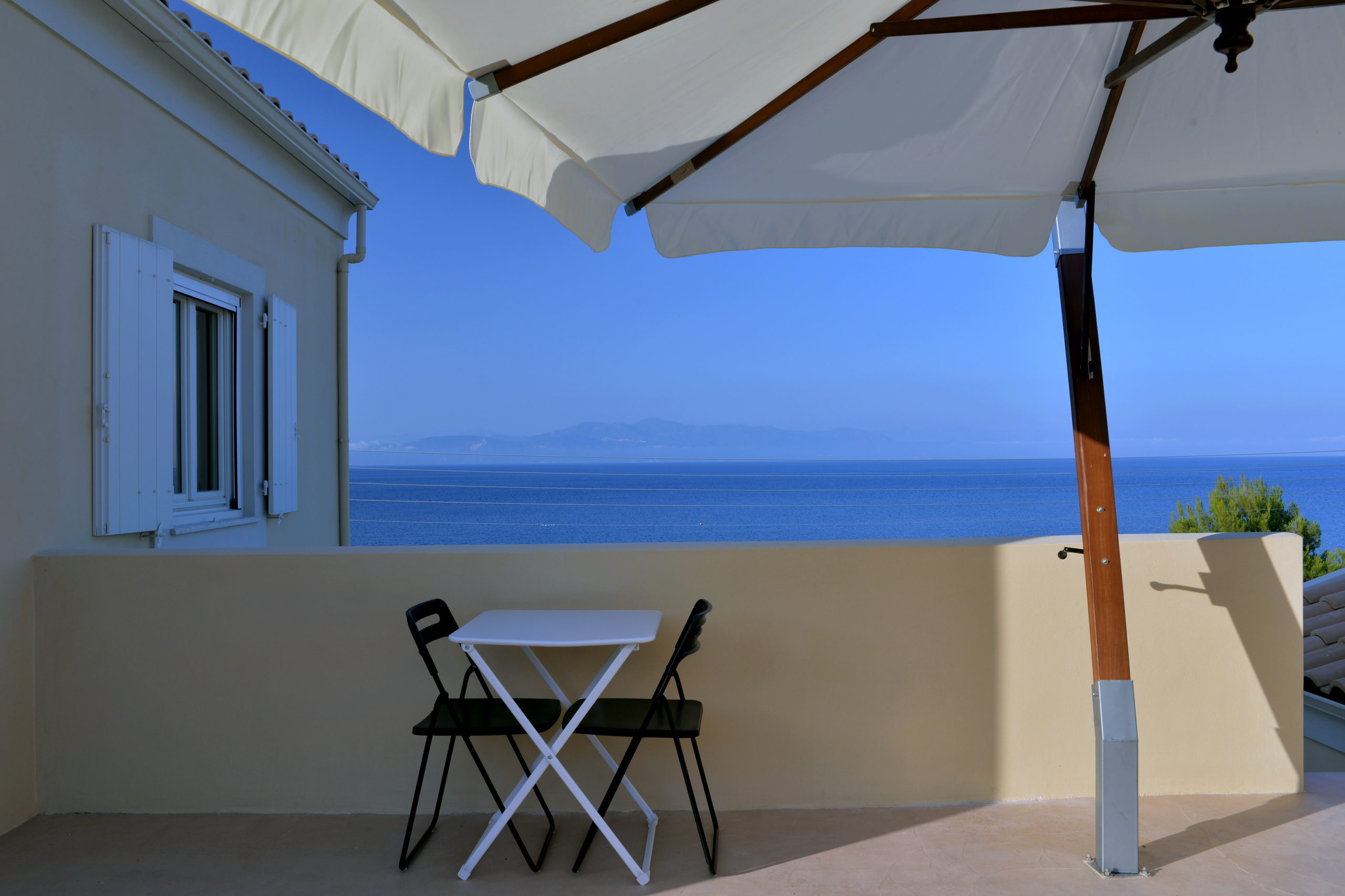 28_villa_dinos_bedroom_terrrace_level_3_-_terrasse_de_la_chambre_a_coucher_niveau_3.jpg
