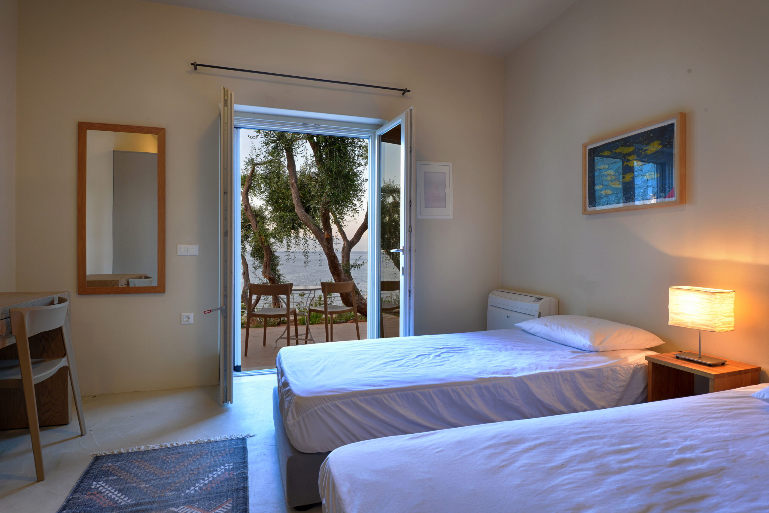 31_villa_dinos_bedroom_level_1_view_to_terrace_-_la_chambre_a_coucher_niveau_1_vue_de_la_terrace.jpg