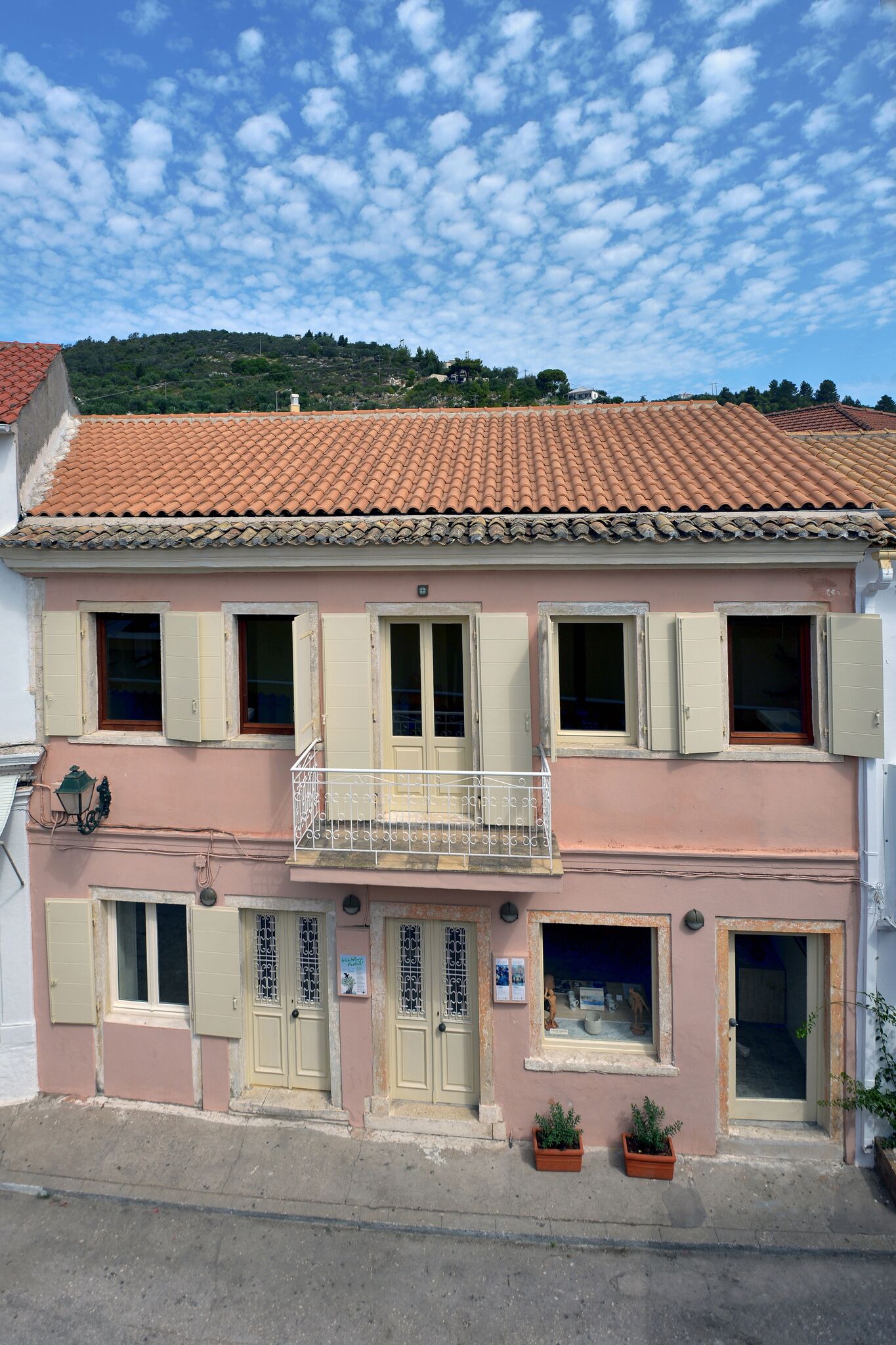 01_gaios_house_street_front.jpg