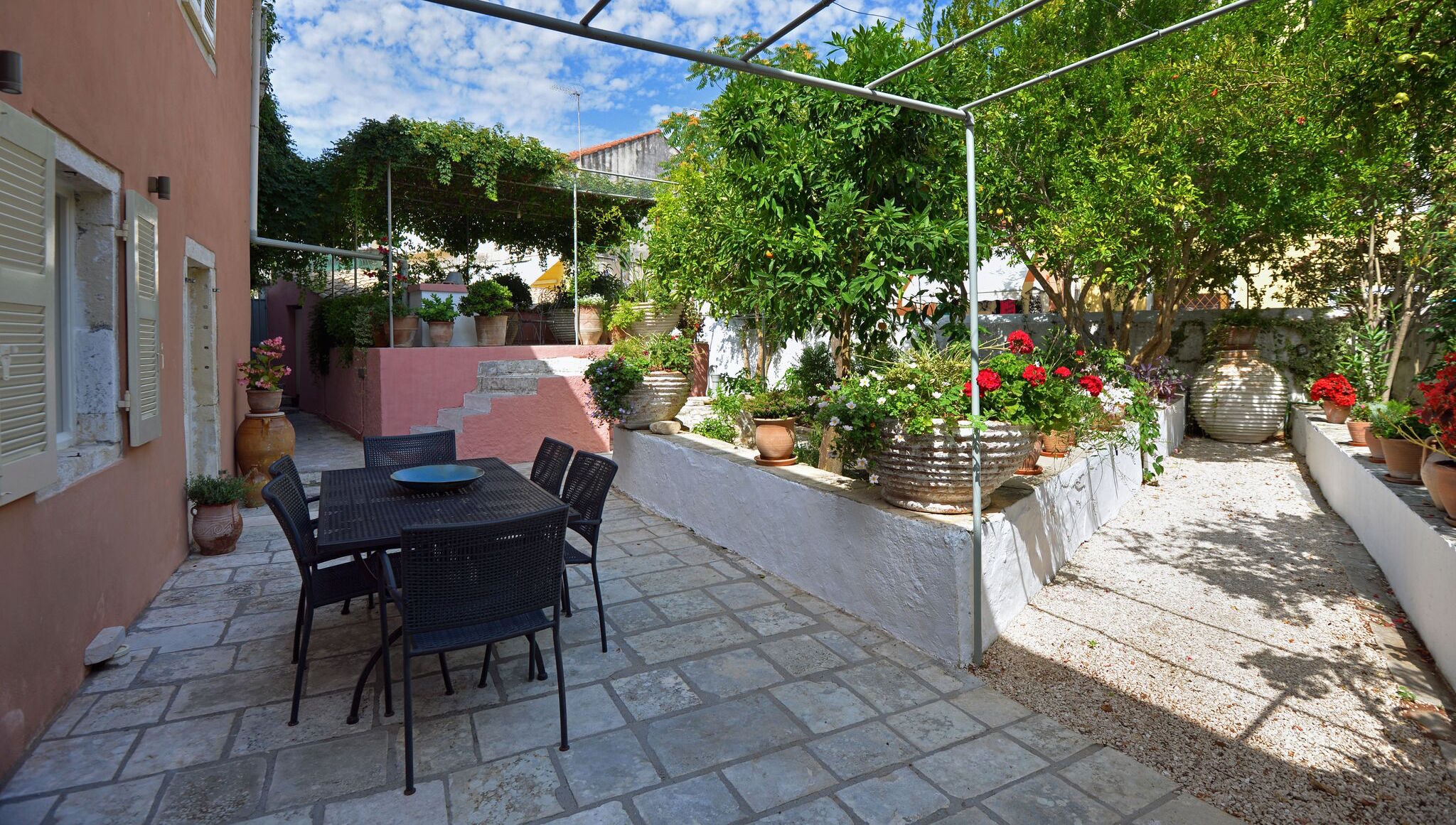 02_gaios_house_garden_and_outside_dining_-_copie.jpg
