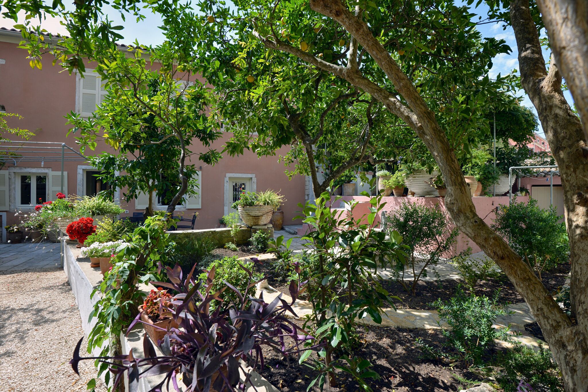 03_gaios_house_garden.jpg