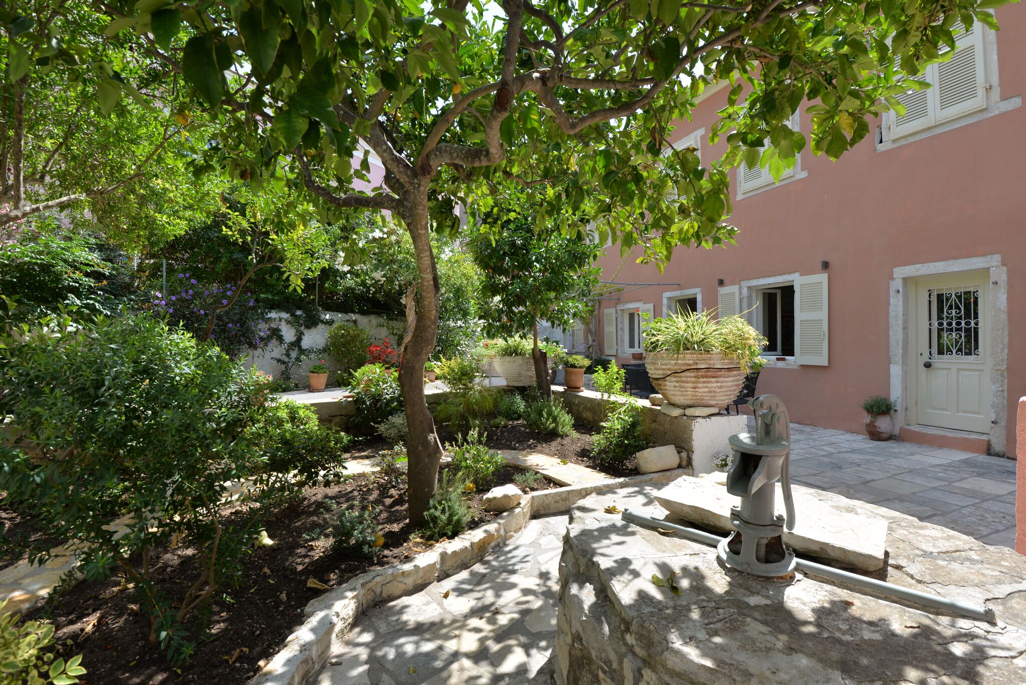 04_gaios_house_garden_3.jpg
