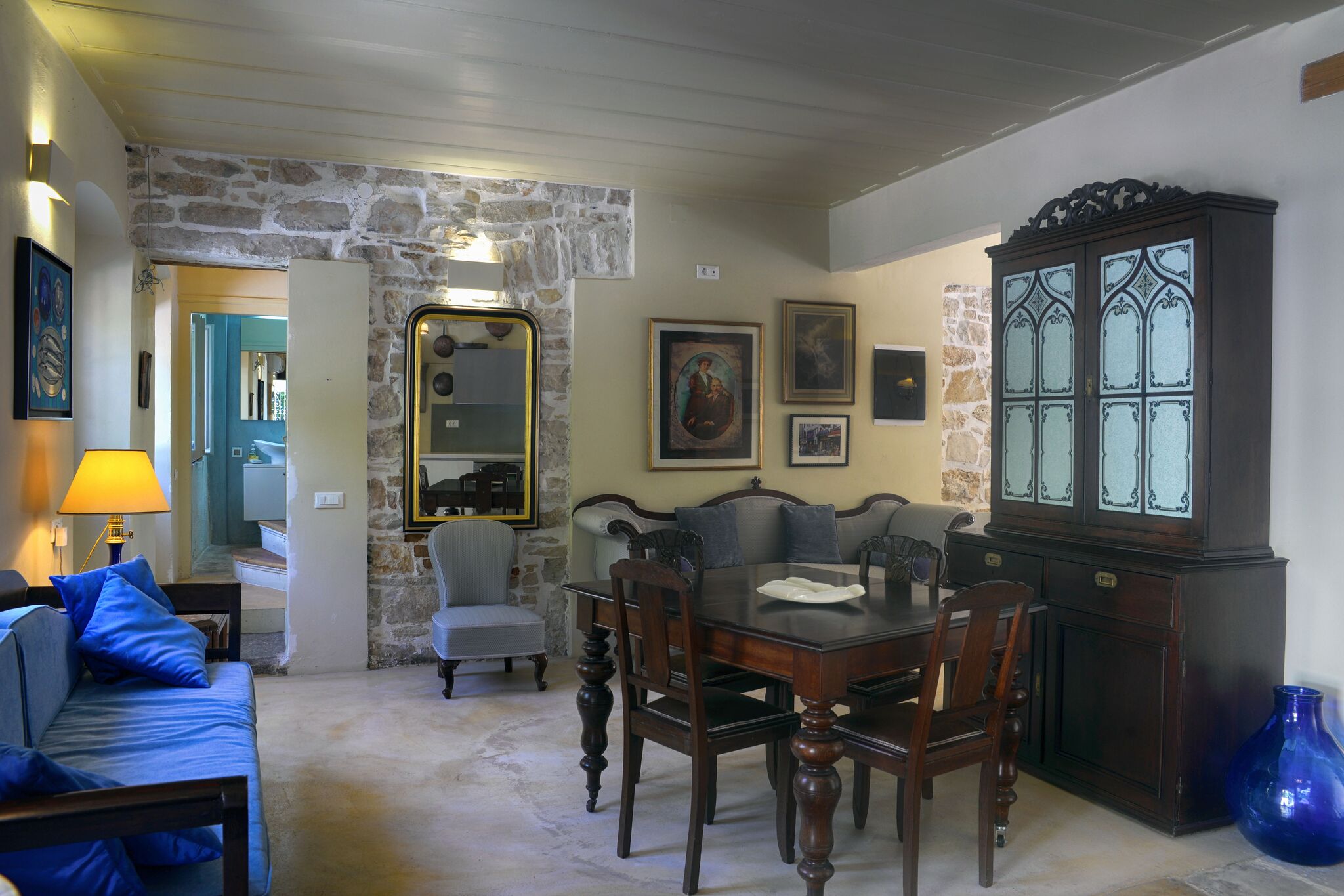 05_gaios_house_dining_room_with_bathroom_and_wc_in_the_back_.jpg