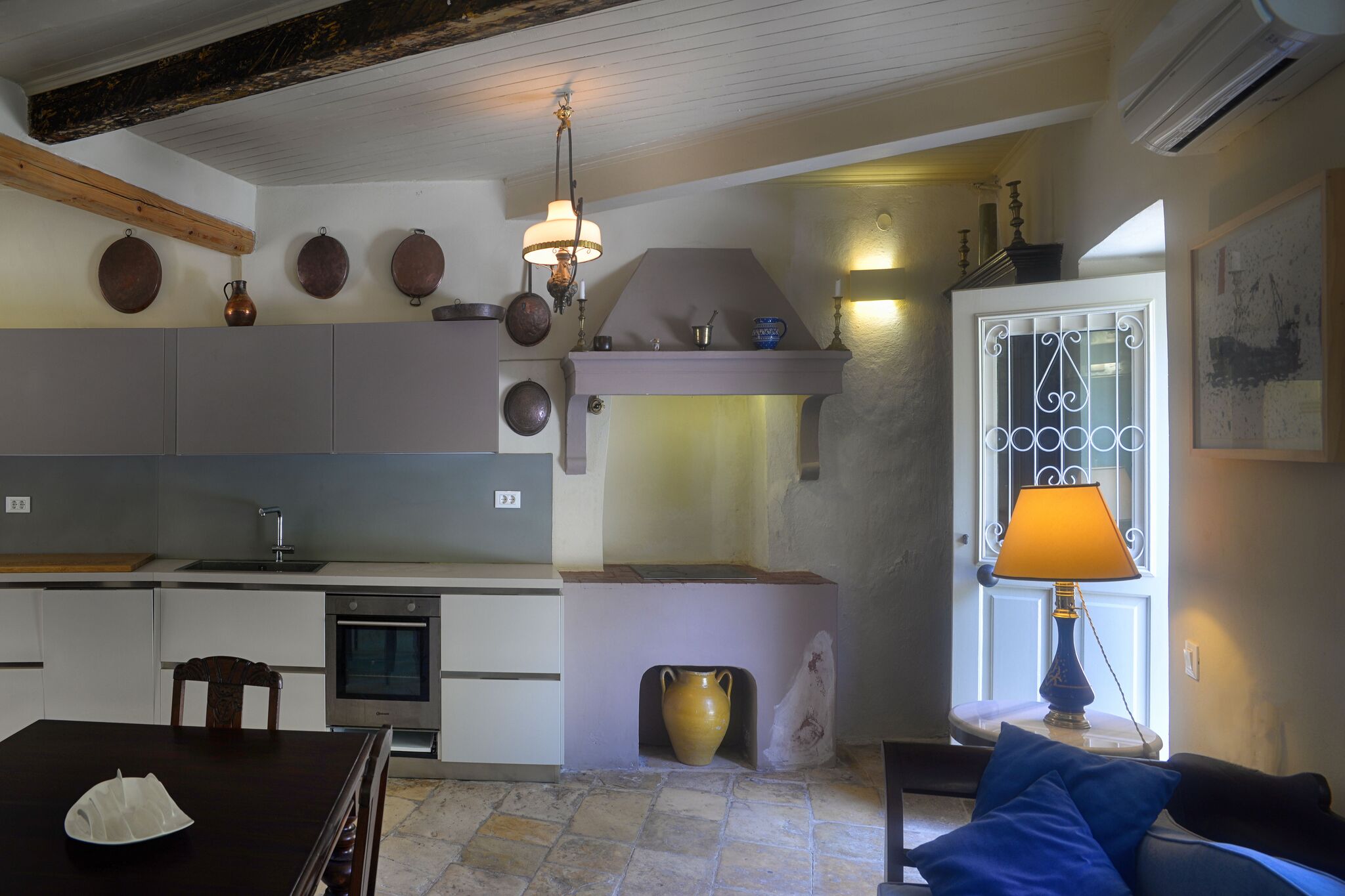 08_gaios_house_kitchen_2_.jpg