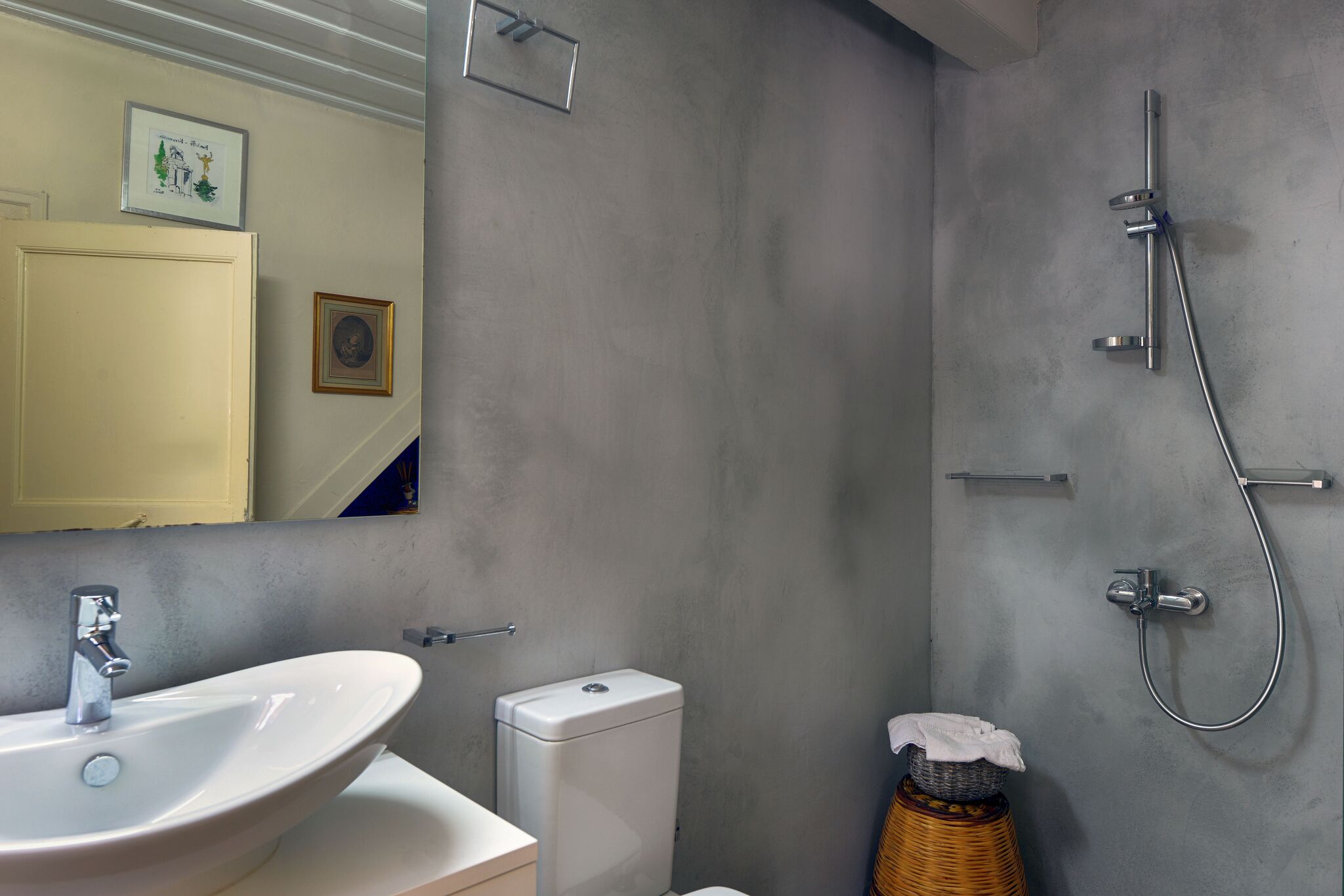 09_gaios_house_downstaris_bathroom_and_wc_.jpg