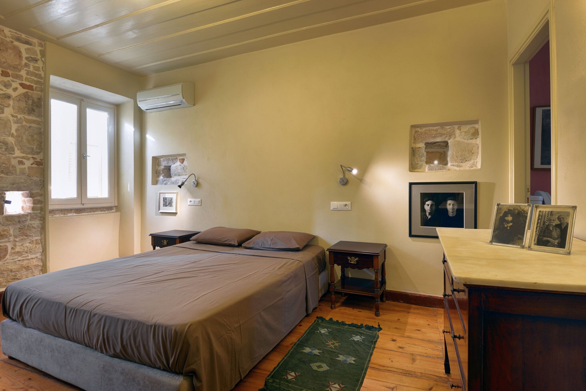 10_gaios_house_principal_bedroom.jpg