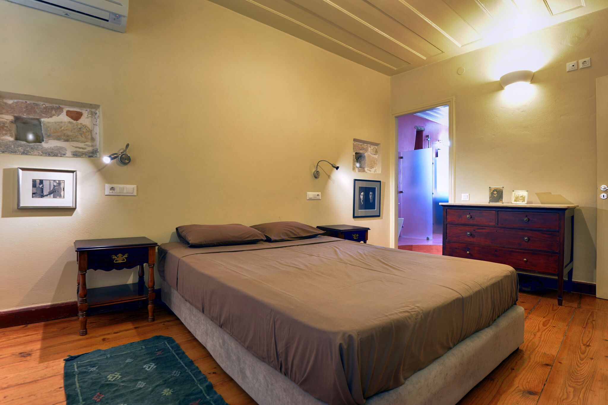10_gaios_house_principal_bedroom_and_en_suite_bathroom_.jpg