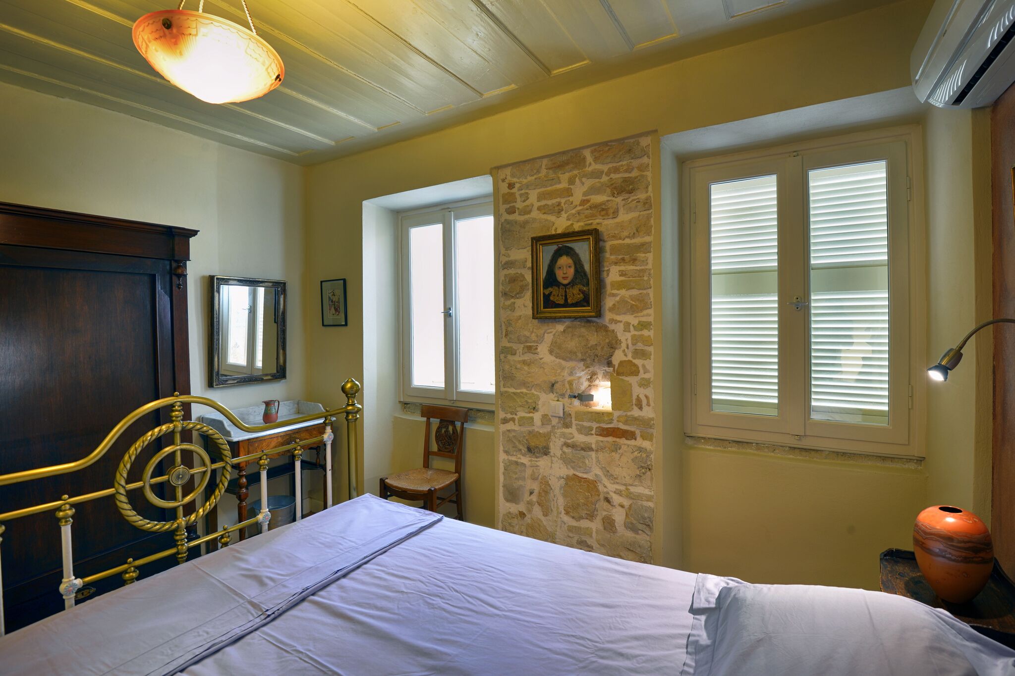 13_gaios_house_bedroom_2_.jpg