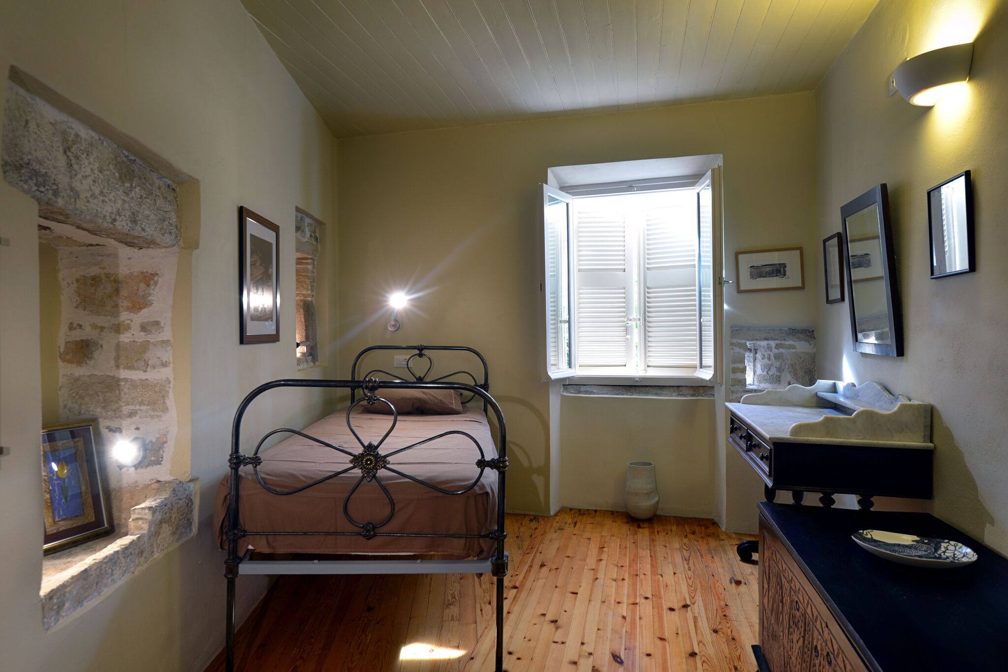 15_gaios_house_bedroom_3.jpg