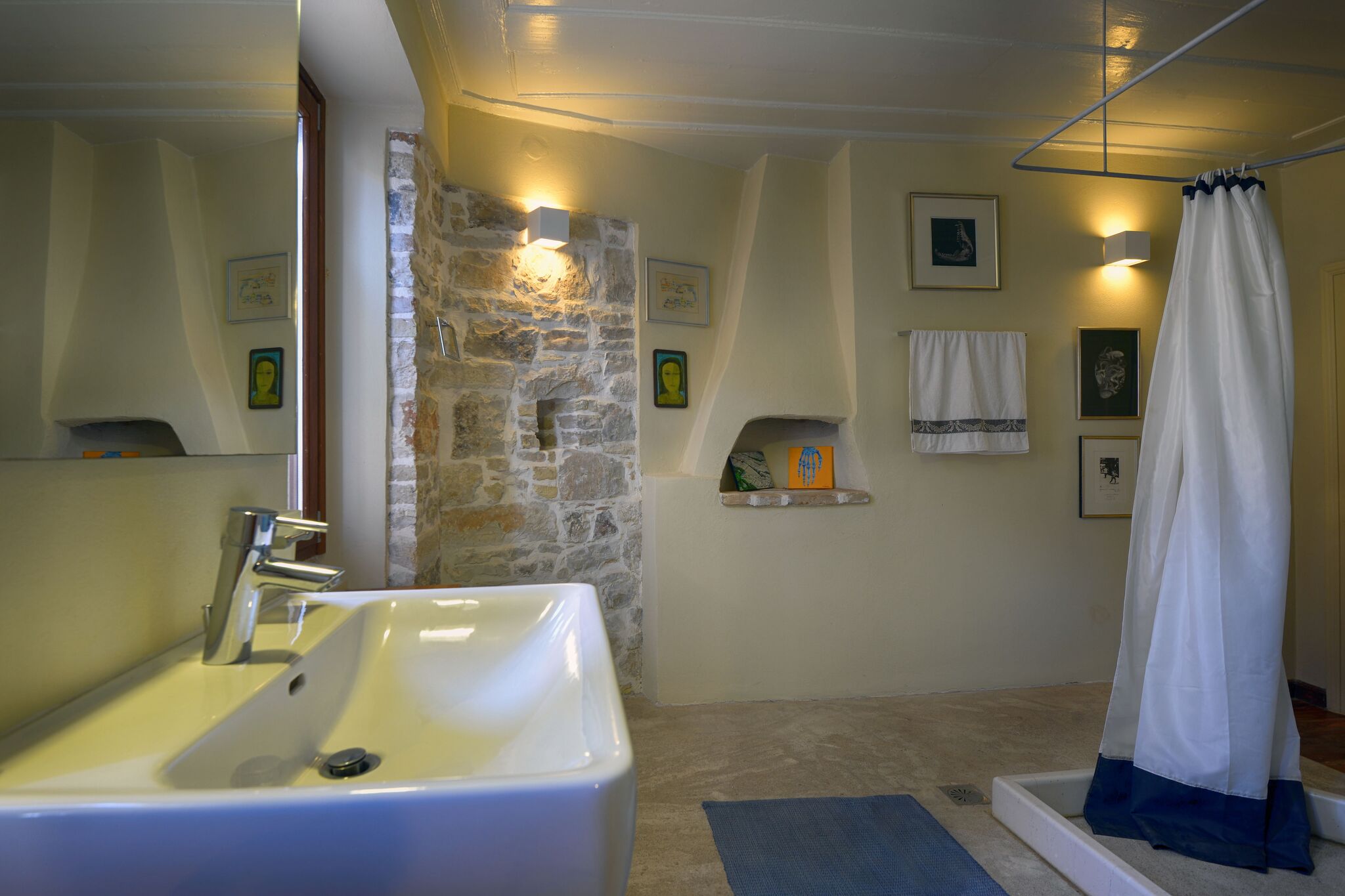 16_gaios_house_bathroom_2._.jpg