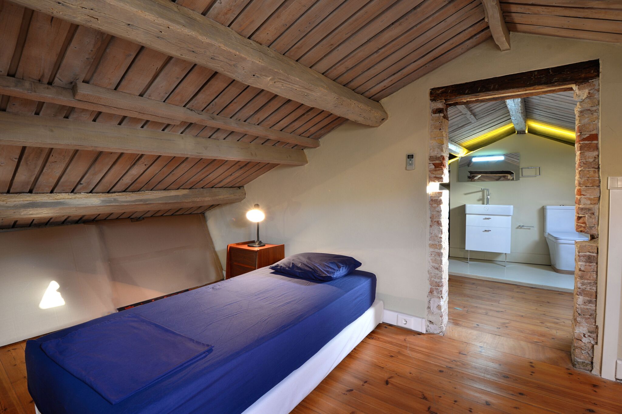 19_gaios_house_attic_bedroom_with_washbasin_and_wc.jpg
