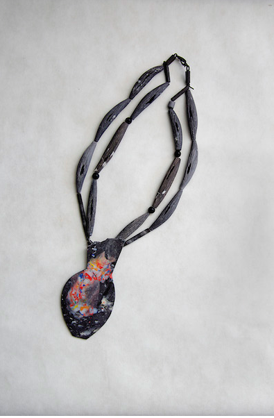 Angeliki Papadopoulou  Pithos necklace and broach. Grey Porcelain and Pigments 1250°C. Length 35 cm