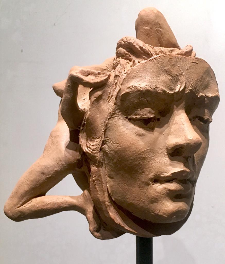 primavera_2019_teracotta_patinata_h34x15x9_cm_detail.jpg